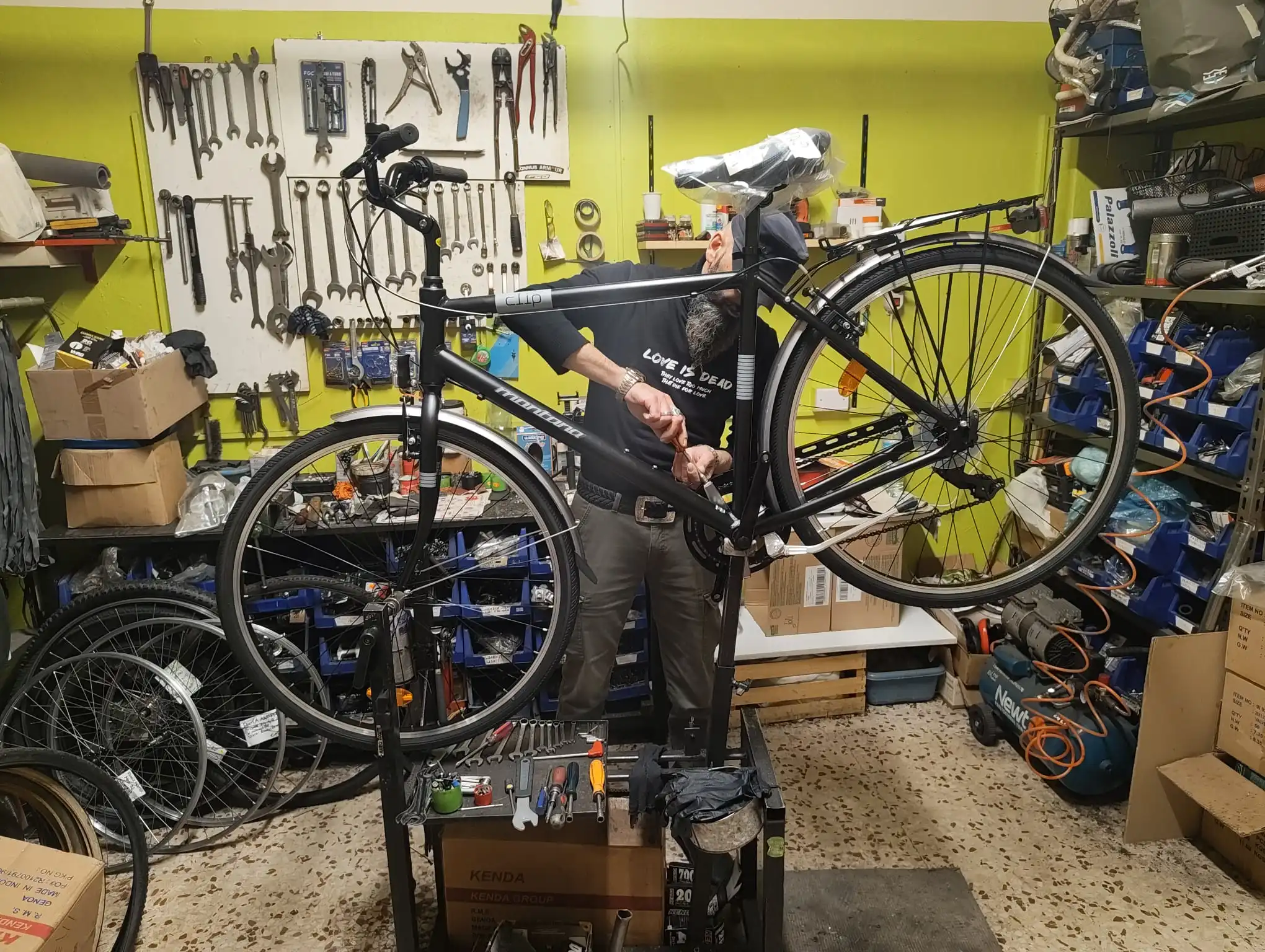 Giorgio Giovinazzo al lavoro nell’officina biciclette di Moncalieri